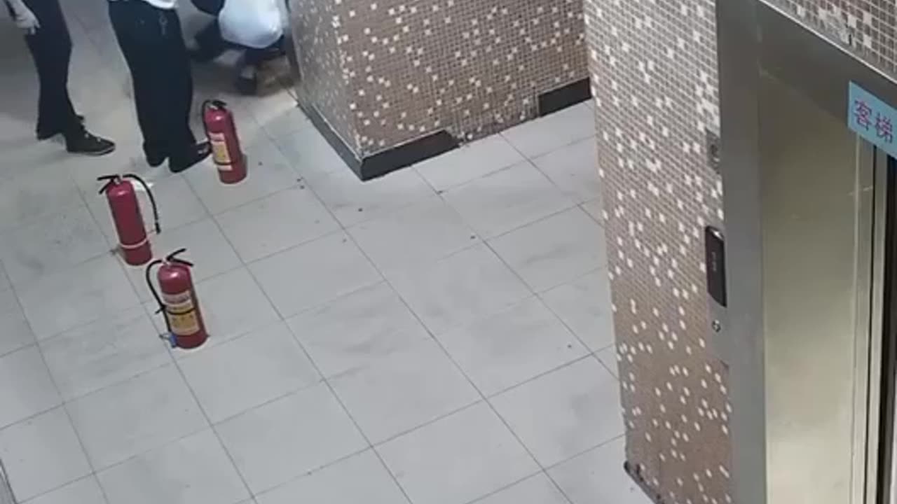 סוללת ליתיום היא פצצתה מתקתקת אדם נכנס למעלית נושא סוללת ליתיום של אופניים חשמליות ופתאום הסוללה פורצת בלהבות והורגת אותו הזהרו