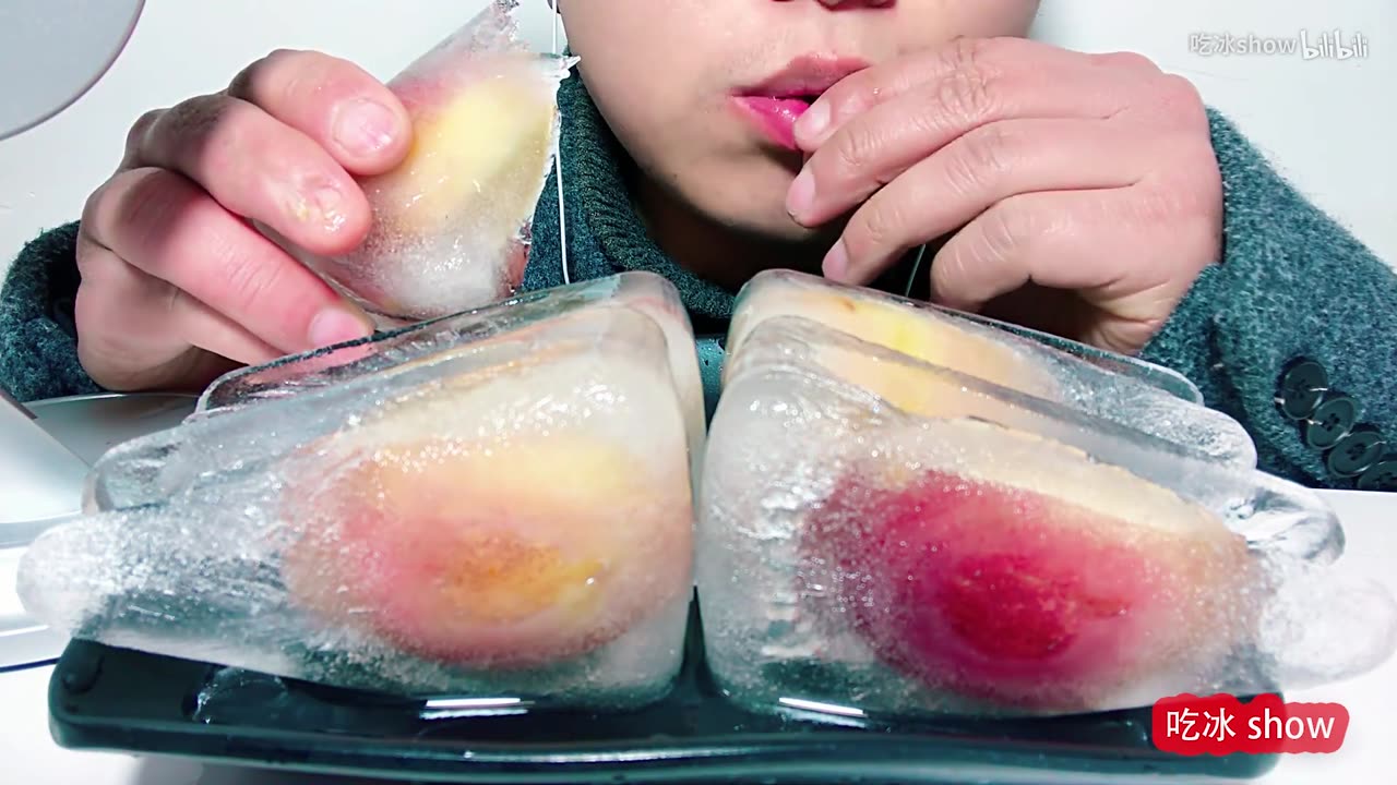 Eat triangles of Peach Hollow Ice and listen to the crunch with the drink!