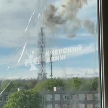 🇷🇺🇺🇦 Footage of a TV tower falling in Kharkov.