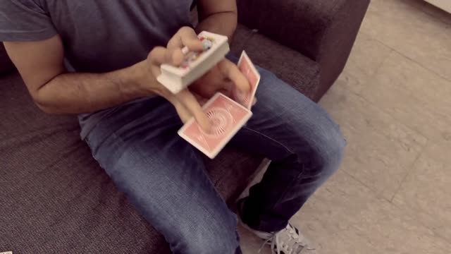 ¡Hipnóticos trucos de cartas son increíbles de ver!