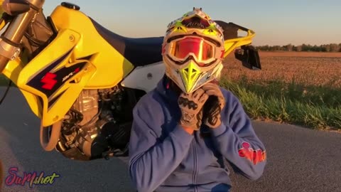 Motoros beint a rendőröknek aztán kiderül, hogy ez egy terv része!