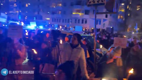 Una gran multitud rodeó el medio estatal sueco SVT. Exigen que informen las noticias reales
