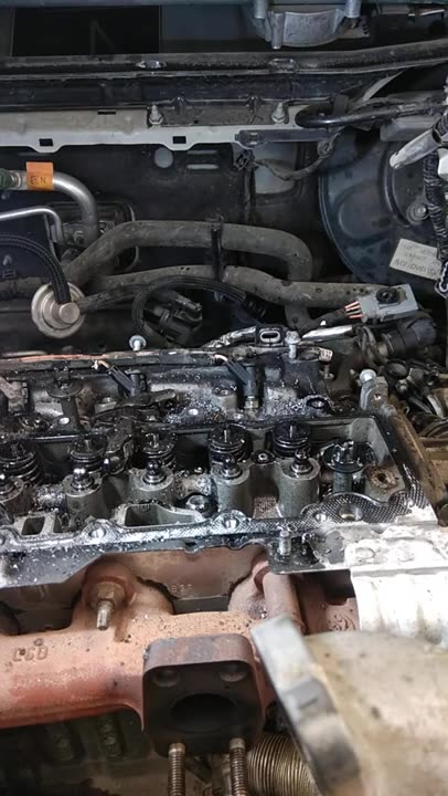 Quick Fix: Drilling Out Stripped Cylinder Head Bolts on PSA 1.5 HDi Engines #Shorts #mechanic