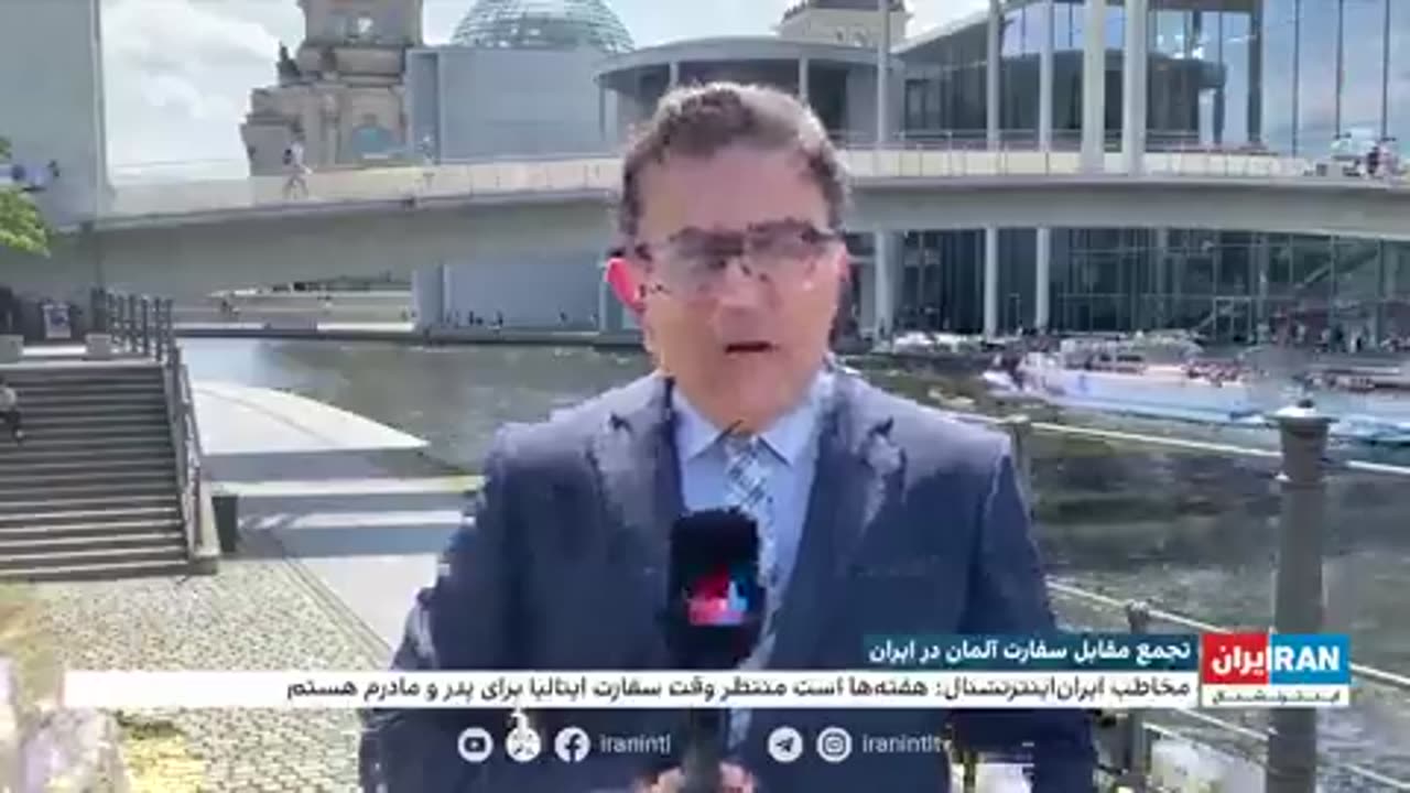 * تجمع‌کنندگان مقابل سفارت آلمان در ایران