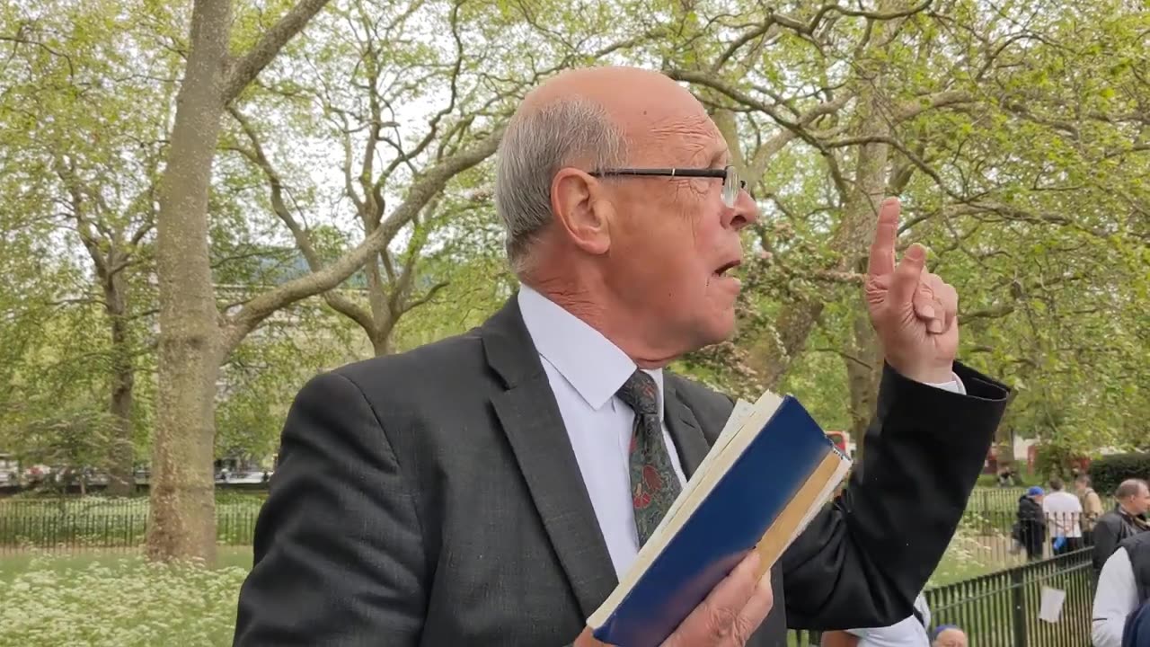 (1) Mockers Attacked John Sherwood - Days of Noah - Speakers Corner Hyde Park Lo