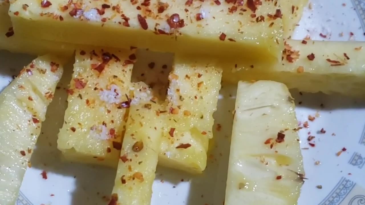 Do you eat spicy pineapple?😋😋😋