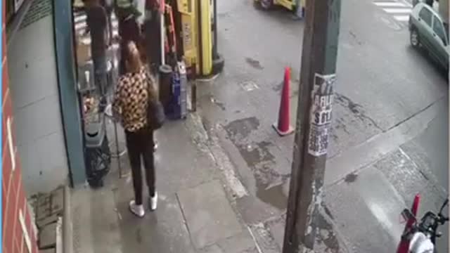 Video registró el impresionante choque entre dos taxis