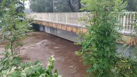 Sytuacja przy moście w Jeleniej Górze. Według innych osób tama powyżej jest