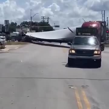 Un train percute un poids-lourd