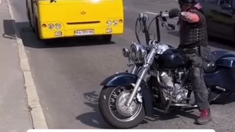 Man On Bike STOPPED BUS To Help This Elederly Man On: Good Samaritan!