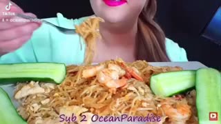 Asmr eating pad Thai