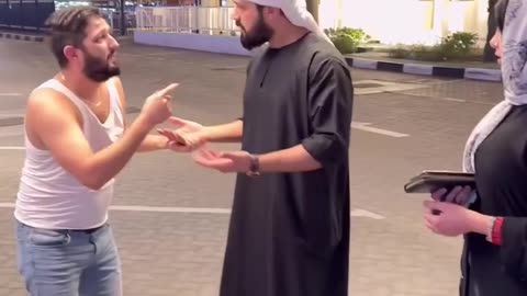 رجل يضع يده على اشياء محرمه ويشير الى الفتاة لن تصدق ماذا كان يقصد بهذه الحركات المثيره ؟