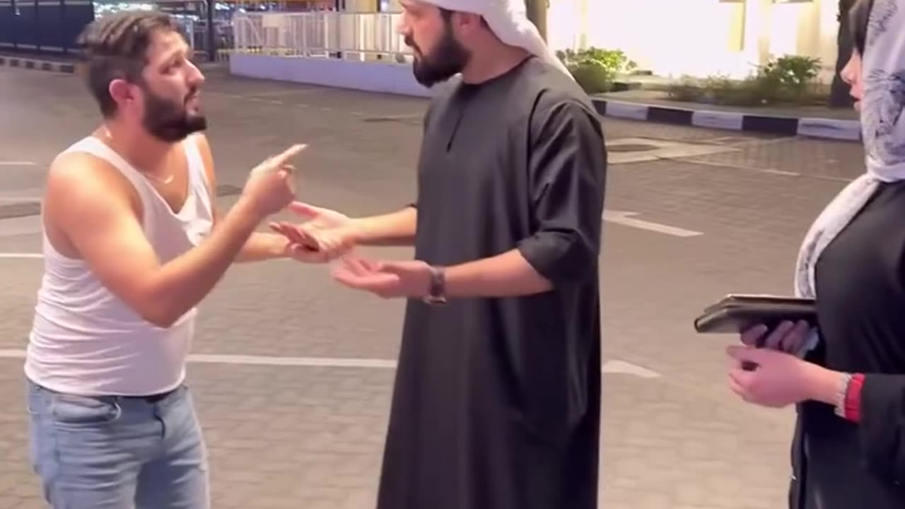رجل يضع يده على اشياء محرمه ويشير الى الفتاة لن تصدق ماذا كان يقصد بهذه الحركات المثيره ؟