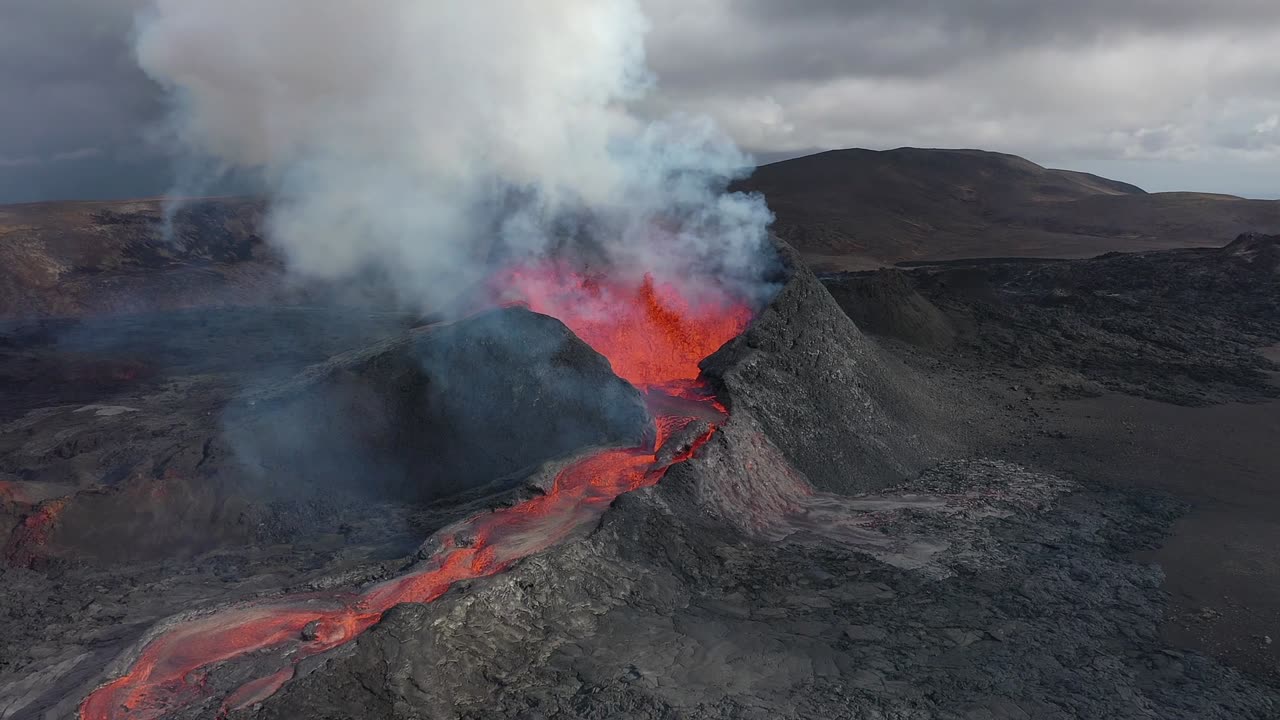 VOLCANES EXPULSANDO LAVA