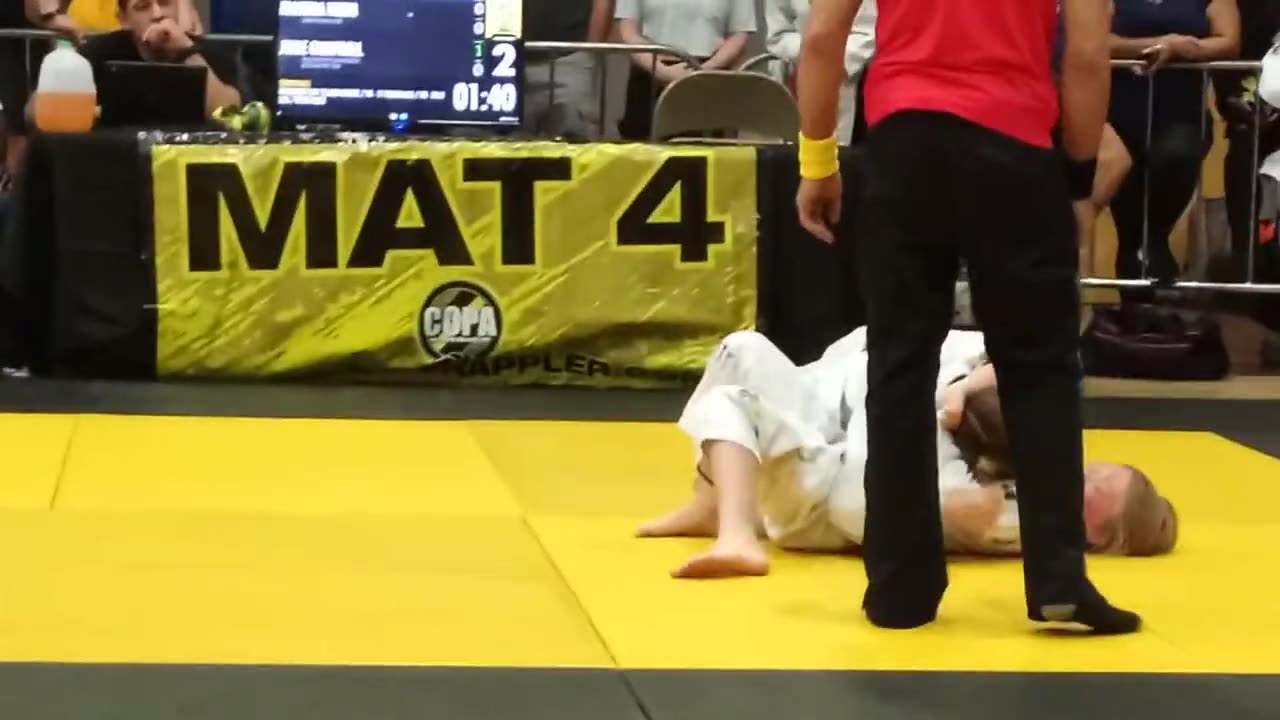 Girl fight gi jiu-jitsu