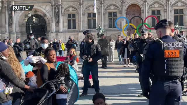 France: Police clear rally of homeless people in front of Paris City Hall - 28.10.2021