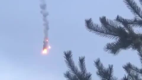 Footage that purportedly shows a Russian Su-34 shot down today in Kharkiv region of Ukraine.