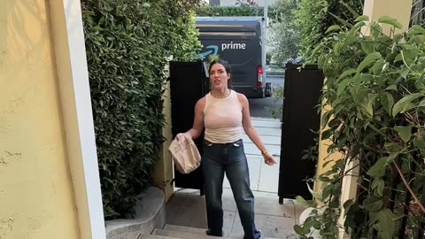 Delivery driver SNAPS over bad tip!.hd