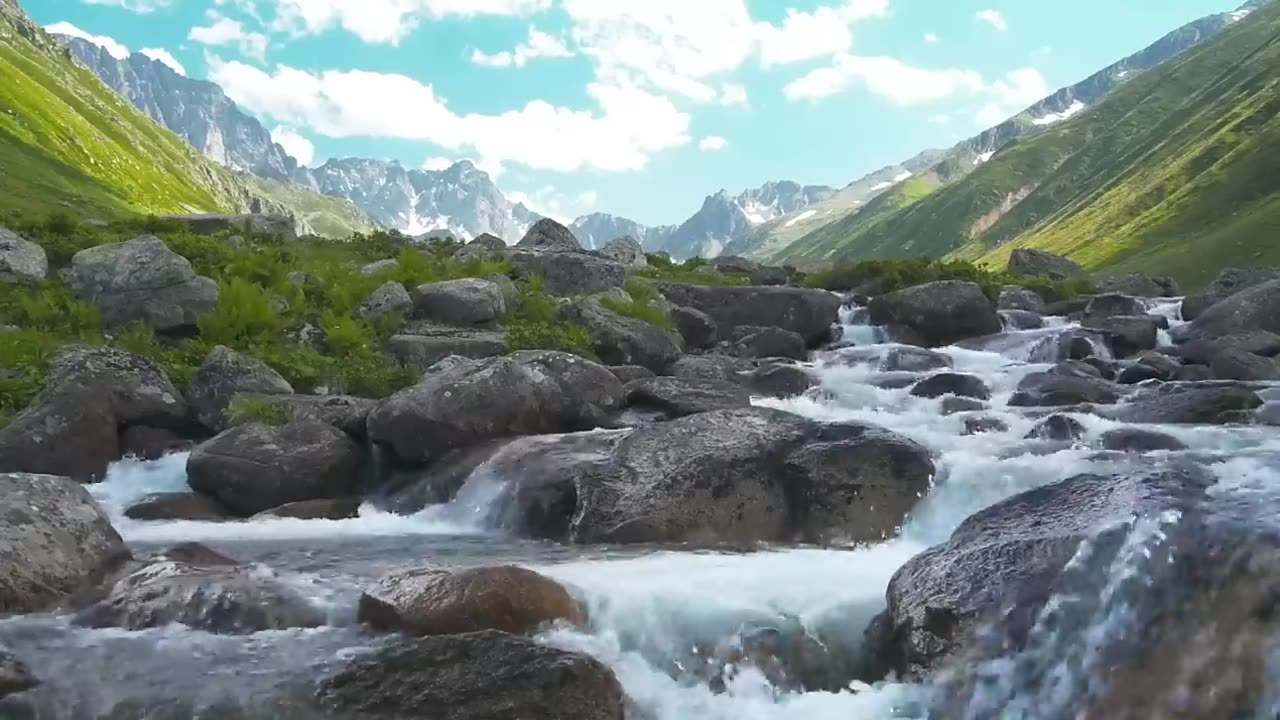 Relaxing video with nature - A minute with nature/Flowing River