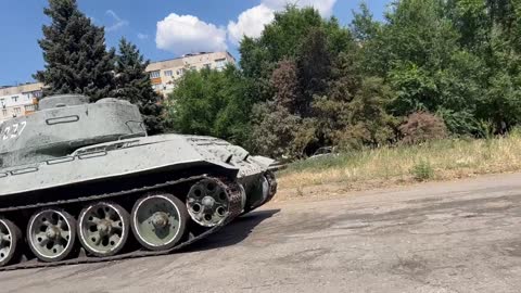 Ukrajinci použili v Lisičansku k blokování silnic kromě zbavených aut i legendární tank T - 34