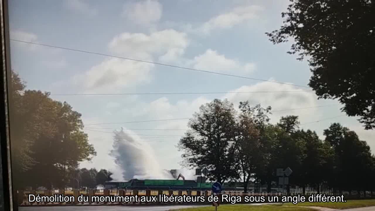 Démolition du monument aux libérateurs de Riga sous un autre angle.