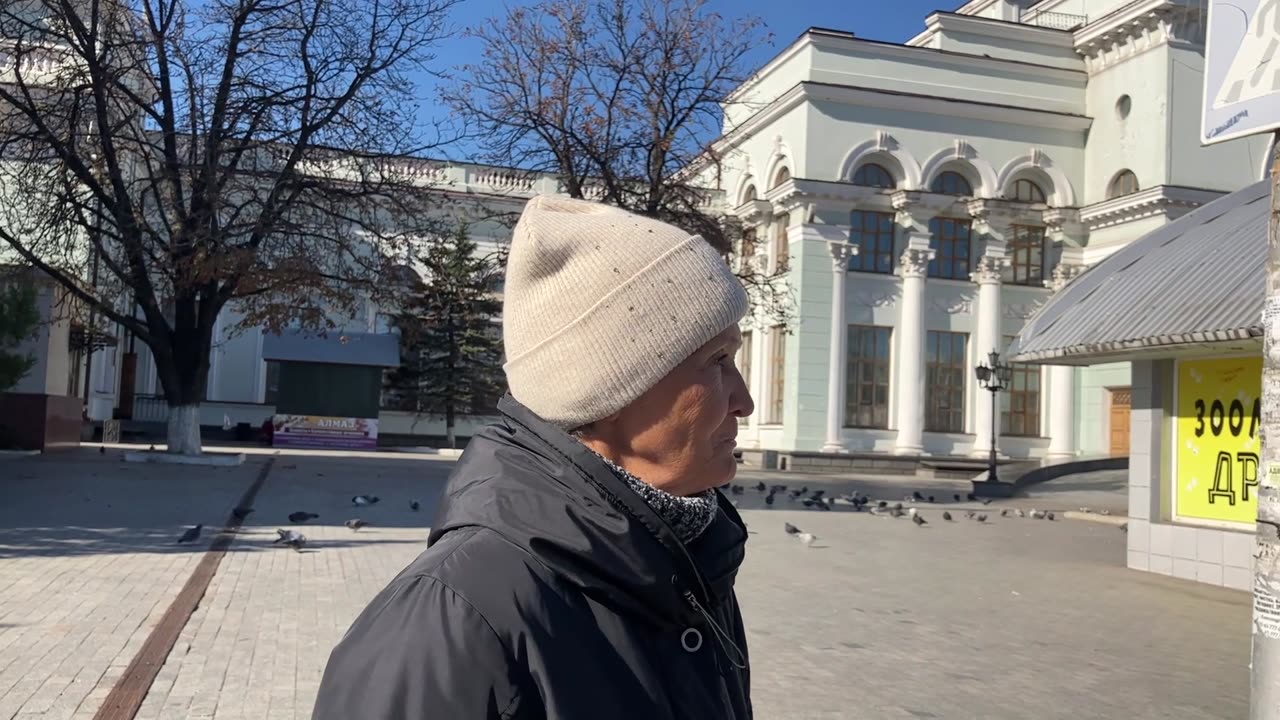 Talking to civilians as an insane artillery battle rages over Donetsk