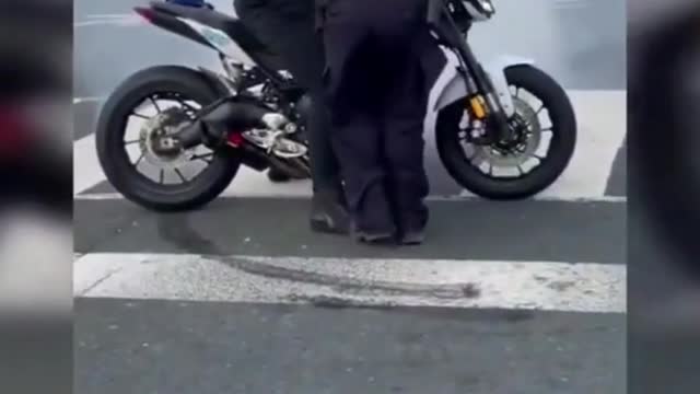 crazy moment between police and motocycle