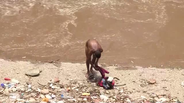 Video: Venezolanos rebuscan el sustento en las aguas negras de Caracas