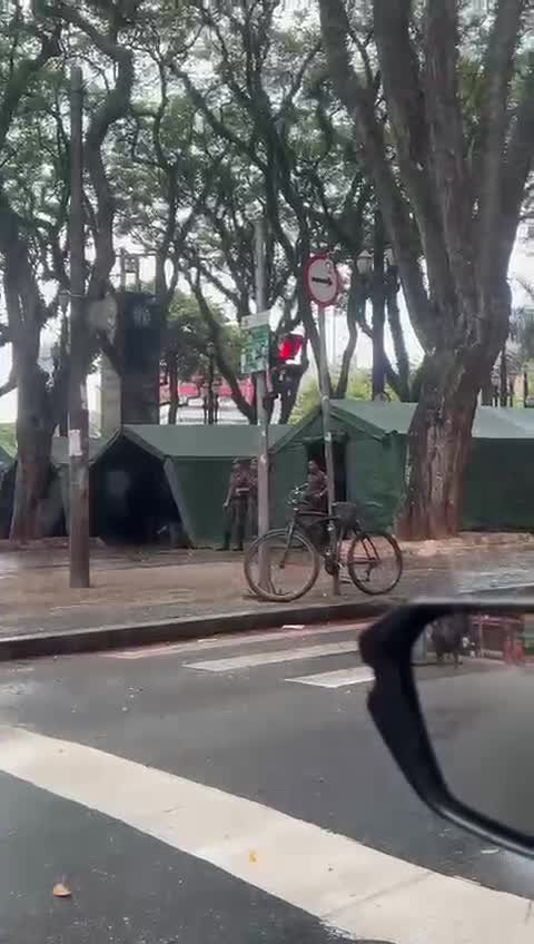 Exército brasileiro está em frente à Praça da Sé