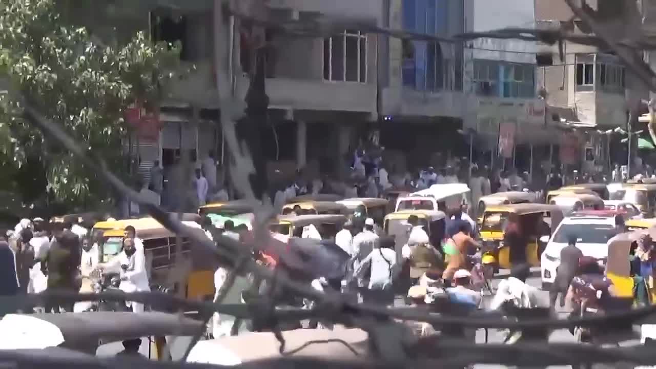 Militantes talibanes abren fuego contra manifestantes que ondean la bandera nacional en #Jalalabad