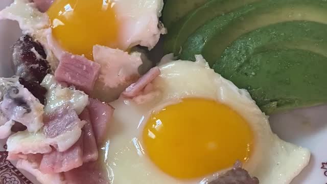 ENERGY FILLED SUNNYSIDE AVOCADO BREAKFAST
