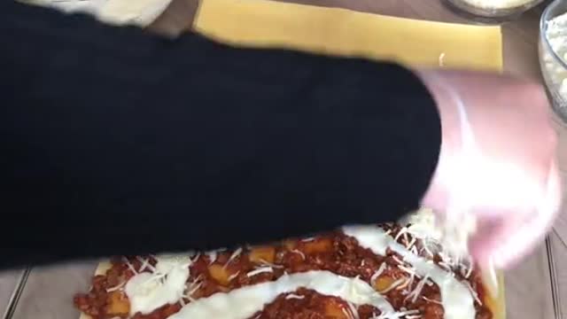 Red sauce should be on the bottom