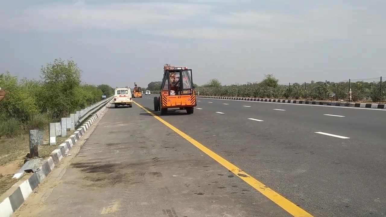 Lakhanu Express way pr palta tiles ka truk hua lakho ka nuksan 😢