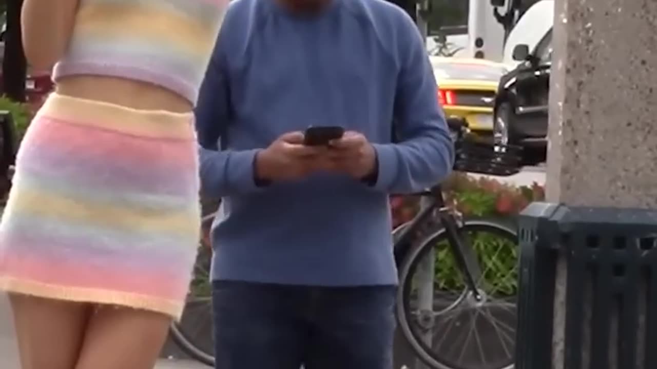 How do strangers react to a tall supermodel?