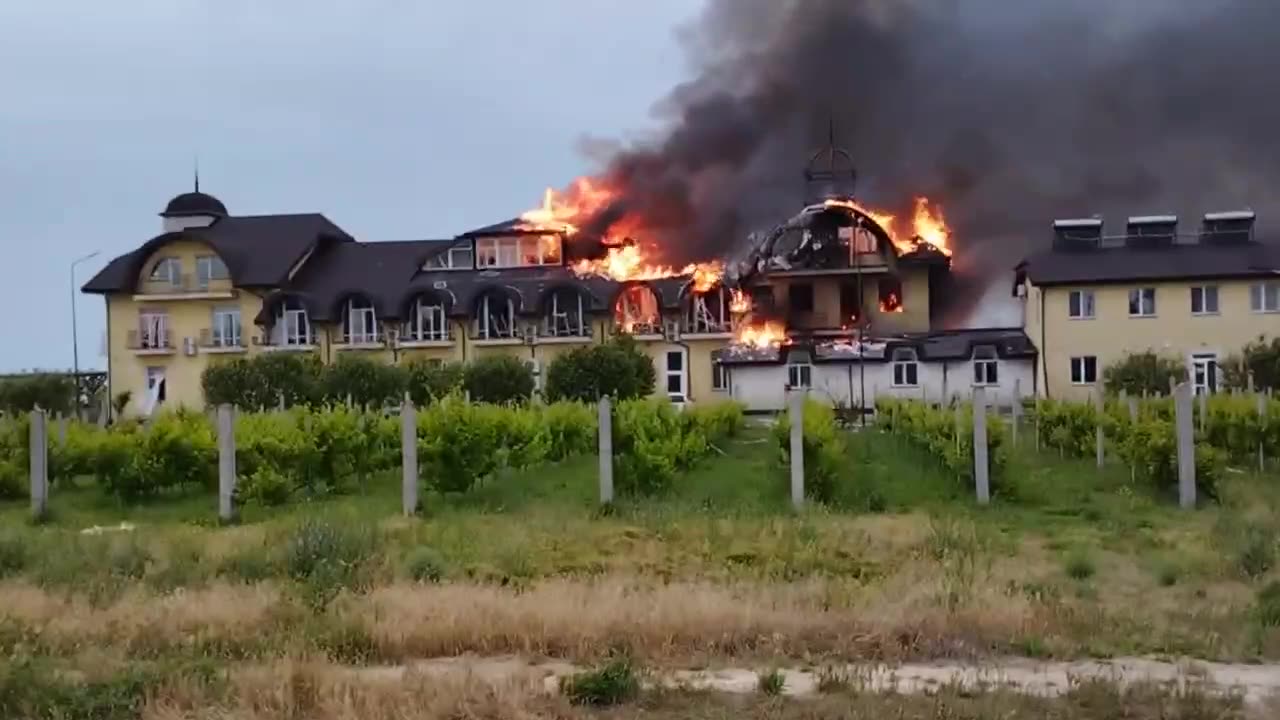 Ukraine bombs victims of the dam break on the border with Crimea