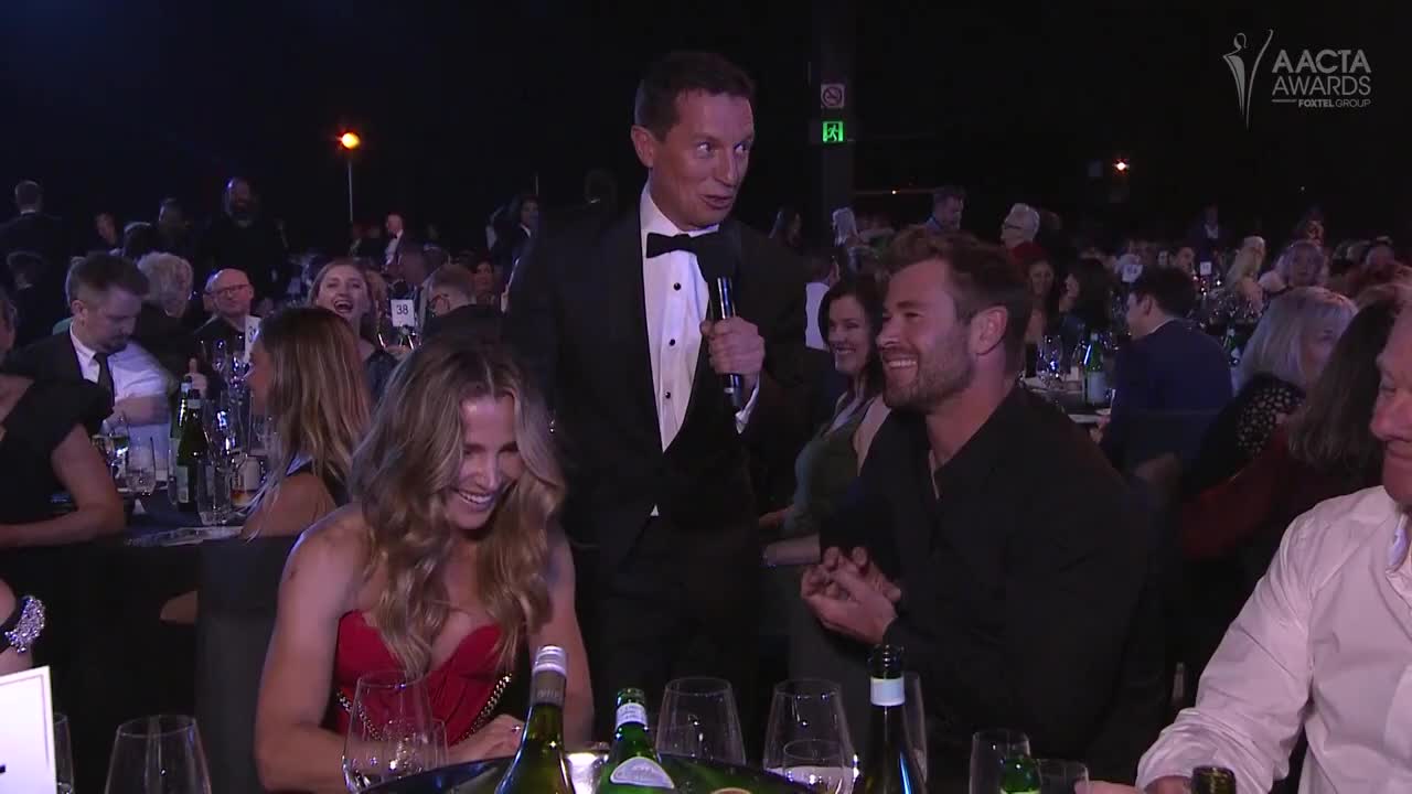 Rove McManus Chats to Chris Hemsworth at the 2022 AACTA Awards