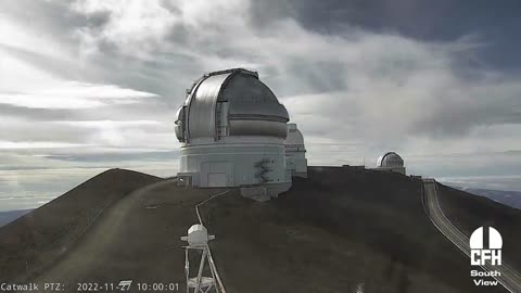 As Mauna Loa continues to erupt, atop Mauna Kea it's snowing