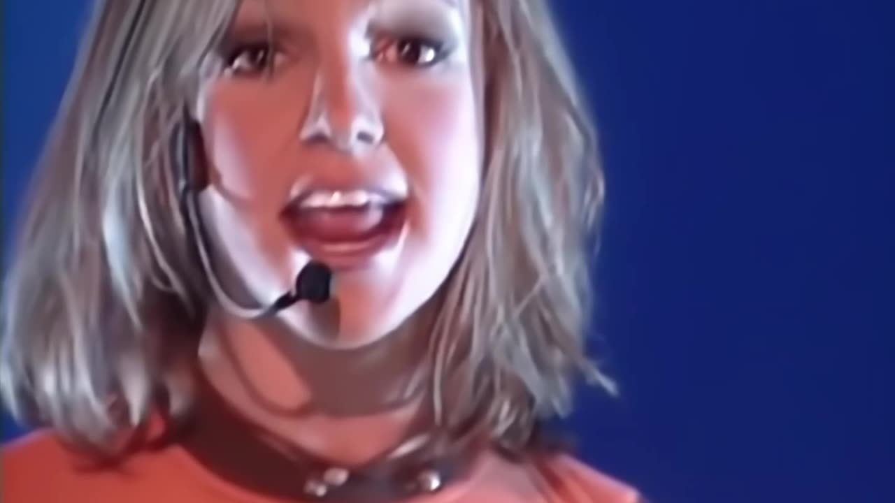 Britney Spears - ...Baby One More Time (Top Pops 25.12.1999) (Upscaled) UHD 4K