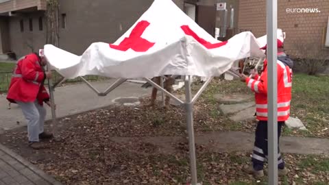 Heated shelters set up in Ukraine to help people living without electricity