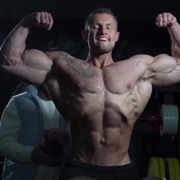 A beautiful body will make a man twice as stylish 💪🔥