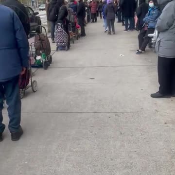 Food bank line in Toronto, Chinada