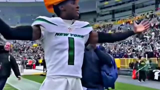 Sauce Gardner steals cheesehead and taunts Packers fans๐น๐๐พ