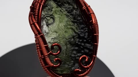 DIY: Big piece of moldavite wired with copper wire