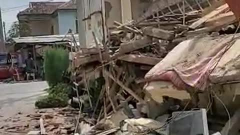 Many Houses are destroy after 5,6 magnitude earthquake in west java,today