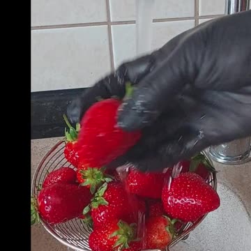 Soak, Vinegar, Baking Soda & Bubble Up! Strawberry Life Hack: How to clean strawberry🍓