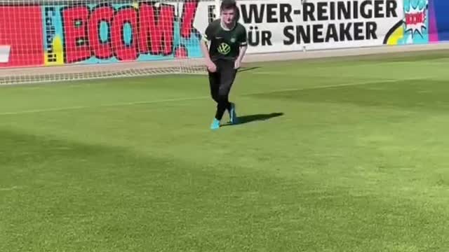 Learn The ÖZIL BOUNCE