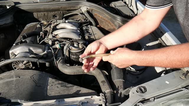 Mercedes Benz W124 - Cómo cambiar la arandela de Goma en la tuberia del servo freno tutorial