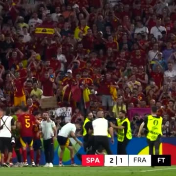 Este ha sido el momento en el que un miembro de seguridad ha chocado contra Morata