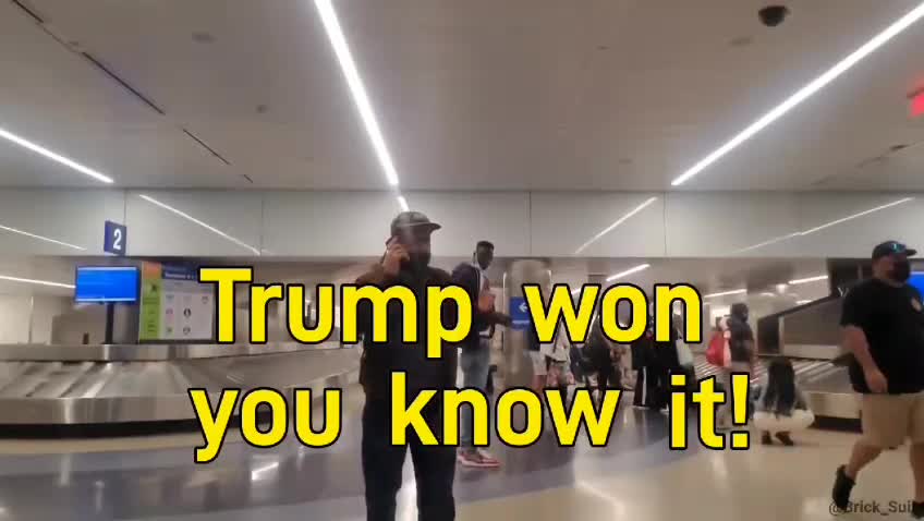 "트럼프 원" 이라고 LA 공항에서 나오고 있네요