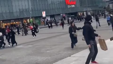 Panico di massa al centro commerciale La Défense a Parigi